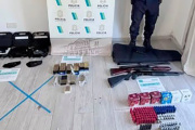 Le pegaba a su pareja y escondía un arsenal: cayó tras un allanamiento en un country de Canning