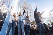 Banderazo en la Plaza Grigera: Miles de vecinos de Lomas celebraron este 9 de julio