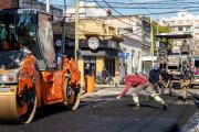 Continúan las obras de pavimentación en el centro comercial de Escalada