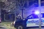Lo balearon frente a la casa de Duhalde para robarle la moto y un custodio se tiroteó con los delincuentes