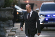 Un coloso de rodillas: Una semana de duros golpes para Federico Sturzenegger