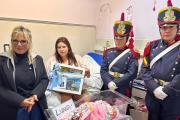 Granaderos entregaron ajuares sanmartinianos a dos bebés brownianos nacidos el 24 de agosto
