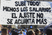 El Gobierno dice que en 2027 los salarios le ganarán a la inflación pero prepara un nuevo techo