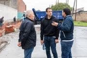 Julián Álvarez recorrió las obras en los alrededores del cementerio municipal