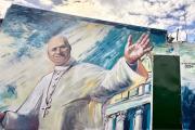 Imponentes murales para darle la bienvenida al Papa León XIV
