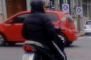 Temor por "el Satiro de la moto" que acosa a mujeres: "Manosea a las chicas de cualquier edad"