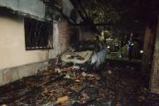 Tras el incendio de una casa, encontraron muerto al dueño: tenía una herida de bala