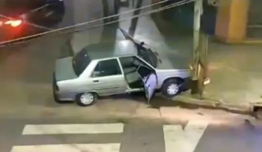 Escapaban de la Policía en un auto robado pero chocaron contra un poste ...