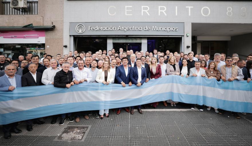 Intendentes alertan por falta de garrafas y medicamentos: la tensión social puede explotar