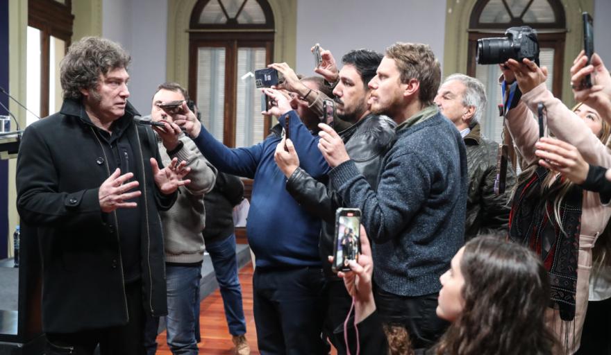 A Milei se le quemaron los papeles: sin un relato verosímil, deriva en peligroso autoritarismo